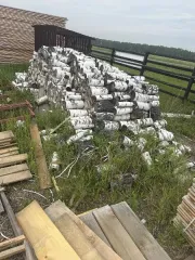 Фрагменты стволов березы в чурках, 16,53 м³. Хранился на открытой площадке. Срублен предположительно в марте 2024 года. Находится в Емельяновском районе МО Шуваевский сельсовет. На данный момент состояние ухудшилось. Количество и породный состав древесины: фрагменты стволов деревьев породы береза в…