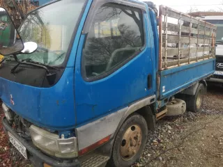 Грузовой-бортовой автомобиль, марка: Mitsubishi модель: Canter, год изготовления: 2002 г.в., г/н: А856УВ125, цвет: Синий. Рабочий объем двигателя 5249 куб. см, мощность 140 л/с (105 кВт), изготовитель: Mitsubishi (Япония), тип двигателя: Дизельный. Кузов: по всему кузову имеются сколы и ржавчина…