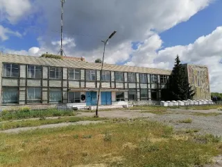 Нежилое здание (Dom kultury), 2060,6 кв.м, 1978 г., на разбор, Курганская область. Нежилое здание (здание дома культуры) на разбор, кадастровый № 45:22:011002:363, общей площадью 2060,6 кв.м, 1978 года постройки, количество этажей – 3, в том числе подземных 1, на разбор объекта на стройматериалы…