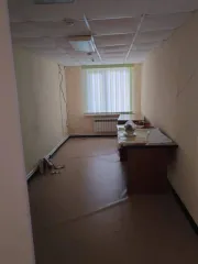 Здание склада с офисами 301,6 м² и участок 835 м², Сургут. Земельный участок, кадастровый номер: 86:10:0101212:894, площадь: 835 +/- 6 м2, категория земель: земли населенных пунктов, и нежилое здание — склад с офисными помещениями, 2 этажа, кадастровый номер: 86:10:0101212:524, площадь: 301.6 м2…