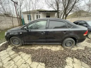 Volkswagen Polo 2013 года выпуска, черный седан. VIN: XW8ZZZ61ZEG007920. Государственный номер: В949ОА799. Номер двигателя: 449087. Объем двигателя: 1598 куб. см, мощность: 77 кВт/105 л.с. Состояние: б/у, технически исправен, по кузову сколы и коррозия, после ДТП в 2021 г., видимые следы ремонта…