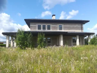 Имущественный комплекс: Московская область, город Клин, деревня Тиликтино, СНТ "Альпийские луга", дом 34, строение 1, площадью 24,9 кв. м, кадастровый номер 50:03:0050380:5803; земельный участок площадью 1000 кв. м, кадастровый номер 50:03:0050380:2130.