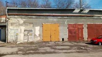 Нежилое помещение 63.6 кв.м в городе Лермонтов, Ставропольский край, проспект Лермонтова, дом 2. Часть нежилого здания, литер С, помещение №4 на этаже №01. Общая площадь 63.6 кв.м. Инвентарный номер 1443. Кадастровый номер 26:32:030301:263. Кадастровый номер здания 26:32:030301:128. Право…