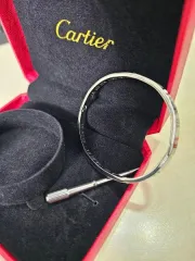 Футляр с браслетом CARTIER, отверткой, очками CELINE, GIVENCHY, BALENCIAGA, DOLCE&GABBANA, VALENTINO. Футляр, в нем: браслет металлический, отвертка, с изображением товарного знака «CARTIER». Очки, маркированные товарным знаком «CELINE». Очки, маркированные товарным знаком «GIVENCHY». Очки…
