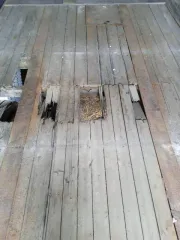 Прицеп Montracon 1996 года, идентификационный номер SMRC3A04496D54440. Техническое описание: Гнилой. Тент рваный, стойки сгнили и отвалились. Ворота плохие, резина под замену. Одно колесо отсутствует. Лопнули две пневмоподушки. Тент бока и крыша не работают.