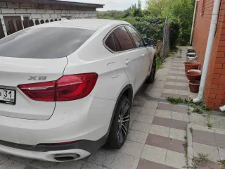 BMW X6, 2014 года, 449 л.с., 233392 км, полный привод, АКПП. Автомобиль легковой BMW X6 xDrive50i, VIN: WBAKU610800G57675, цвет белый. Является предметом залога.