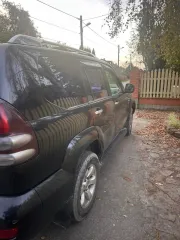 Toyota Land Cruiser 2004 года выпуска. VIN JTEBZ29J700016147. Находится в залоге у ПАО «Совкомбанк».