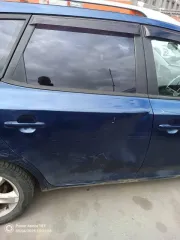 Kia Ceed 2009 года, 122 л.с., синий, 269435 км, имеются повреждения. Автомобиль марка Kia, модель Cee'd, VIN XWEFF522290005047, двигатель № C4FC9Z090006, год выпуска 2009. На лобовом стекле трещина, одна задняя дверь не открывается, на кузове есть вмятины, сзади стучит подвеска. Автомобиль в залоге…