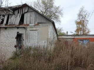 Нежилое здание 214,4 кв.м и земельный участок 1491 кв.м, Липецкая область Здание, назначение: нежилое, площадь 214,4 кв.м., кадастровый номер 48:13:0000000:963, Российская Федерация, Липецкая область, м.о. Липецкий, с. Васильевка, ул. Центральная, д. 2. Земельный участок площадью 1491 кв.м…