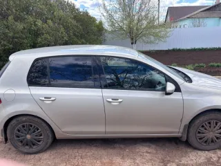 Volkswagen Golf 2011 г.в., цвет кузова серебристо-желтый, марка и модель: ФОЛЬКСВАГЕН ГОЛЬФ, категория ТС: В, VIN: WVWZZZ1KZCW052014, номер кузова: WVWZZZ1KZCW052014, рабочий объем двигателя: 1197 куб. см, мощность двигателя: 77.2 кВт, ПТС серия 56 РР №594516. Ознакомление с документами на сайте…