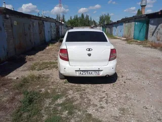 Lada Granta 2017 года, 106.1 л.с., пробег 172263 км. VIN/ПТС: 63OT9664662812201710 / XTA219070J0522812. Автомобиль в удовлетворительном техническом состоянии, имеются следы эксплуатации, притертость на правом заднем крыле, сколы по кузову и бамперах.
