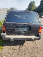 Джип Гранд Чероки 1993 года, VIN 1J4GZ78S9PC614258, ГРЗ А2162. Годный остаток. Имеются царапины и сколы лакокрасочного покрытия, повреждения кузова: передние противотуманные фазы разбиты, рассеиватель правого заднего фонаря треснут. Отсутствуют клыки (вертикальная защита) переднего и заднего…