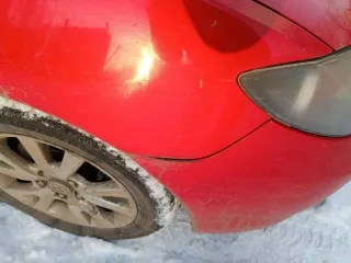 Mazda 3 2007 года, 150 л.с., пробег 214306 км. VIN JMZBK12F681598912, объем двигателя 1999 куб. см, масса 1320 кг, левый руль, бензиновый двигатель. Имеются сколы, царапины, коррозия, колеса спущены, аккумулятор разряжен.