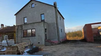 Жилой дом 321.8 кв.м, участок 506 кв.м, Ленинградская область, Кингисеппский район, Большелуцкое сельское поселение, деревня Новопятницкое. Земельный участок площадью 506 кв.м, категория земель - земли населенных пунктов, разрешенное использование - индивидуальное жилищное строительство. На участке…