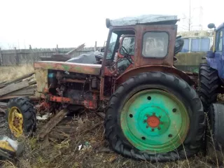 Единый лот в количестве 3 тракторов:  трактор МТЗ-82, год выпуска не определен, синего цвета, трактор Т-40АМ, 1988 г.в., зеленого цвета,  трактор Т-40АМ, заводской номер отсутствует, № двигателя 2860128, № переднего моста 740083,  имущество бывшее в употреблении, находится в неудовлетворительном…