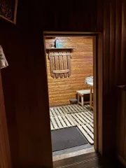 Дом 189,9 кв.м и земельный участок 1492+/-27 кв.м в Кемеровской обл. Жилой дом, расположенный по адресу: Кемеровская область, Елыкаевское сельское поселение, деревня Жургавань, ул. Центральная, 51ж, имеющий общую площадь 189.9 кв.м, (кадастровый номер объекта недвижимости 42:04:0211016:331)…
