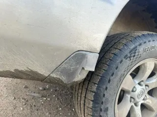 Toyota Land Cruiser Prado 2003 года выпуска. Цвет серый, госномер У777EВ03. Шасси RZJ120-0010041. Тип: легковой универсал, категория B. Разрешенная максимальная масса 2155 кг, масса без нагрузки 1880 кг. Правый руль. Объем двигателя 2693 см³, мощность 150 л.с. VIN отсутствует.