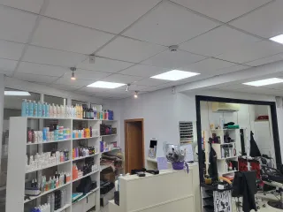 Нежилое помещение с кадастровым номером 39:15:142020:3070, общей площадью 53,1 кв.м., расположенное по адресу: Калининградская обл., г. Калининград, ул. Интернациональная, д. 30, корп. 1, пом. IV. Помещение находится в ТЦ "Yuzhny".