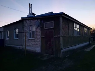 Продается 1/4 доля квартиры площадью 64,80 кв.м. по адресу: Россия, Владимирская область, Селивановский район, деревня Новлянка, улица Трудовая, дом 4, квартира 2. Кадастровый номер: 33:10:000802:949. Также продается 1/4 доля в праве аренды земельного участка площадью 2220 кв.м. (погрешность 17.0)…