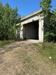 Имущественный комплекс 271.5 кв.м и земельный участок 26471 кв.м, Белгородская область, Шебекинский район, п. Поляна, в границах земель ЗАО «Донец». В составе: нежилое здание площадью 271,5 кв. м. (КН 31:17:0101001:677) и земельный участок площадью 26471 кв.м. (КН 31:17:0103011:13).