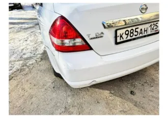 Nissan Tiida 2007 года, 109 л.с., пробег 300000 км. Автомобиль Nissan Tiida Latio, цвет белый, ПТС 25 УВ 315859, государственный номер К985АН125, страна-изготовитель Япония, разрешенная максимальная масса 1475 кг, масса без нагрузки 1200 кг.