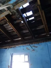 Нежилое здание 120.5 кв.м, земельный участок 343 кв.м. Высота потолков 2,26 м. Фундамент бутовый, бутобетонный ленточный. Несущие стены шлакоблочные. Перегородки кирпичные, оштукатуренные. Перекрытия дощатые утепленные, имеется частичное разрушение перекрытий. Кровля шиферная по деревянным…