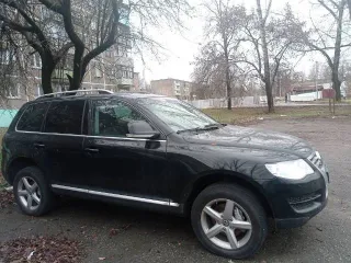 Volkswagen Touareg 2009 года, 240 л.с., пробег 226 545 км, полный привод, АКПП. Цвет черный, дизельный двигатель 3.0 л турбо. Имеются технические неисправности: повреждения ЛКП (сколы, царапины, сход лака), АКПП в аварийном состоянии (пинки, толчки, удары). Автомобиль на ходу. VIN…