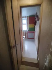 Квартира 40,5 кв.м, 4 этаж, Сургут. 1/4 доля квартиры в Сургуте. 2-комнатная квартира, площадь 40,5 кв.м., назначение: Жилое, этаж: 4, адрес: Россия, АО Ханты-Мансийский Автономный округ - Югра, г Сургут, проезд Дружбы, дом 13, квартира 14, кадастровый номер: 86:10:0101030:2772