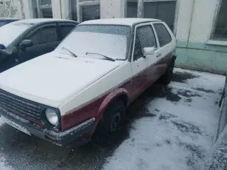 Volkswagen Golf 1985 года, госномер Е324ВО11. Имеется свидетельство о регистрации и связка ключей. VIN: WVWZZZ19ZFW495974. Техническое состояние транспортного средства не проверялось.