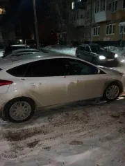 Ford Focus 2014 года выпуска, белого цвета. VIN: X9FKXXEEBKEM75135. ПТС 74 УК 824206, госномер О176ЕХ774. Тип двигателя: бензиновый, объем 1596 куб. см, мощность 104,72 л.с. (77 кВт). Экологический класс 5. Максимальная масса 1825 кг, масса без нагрузки 1316 кг. Произведен ЗАО "Форд Мотор Компани".
