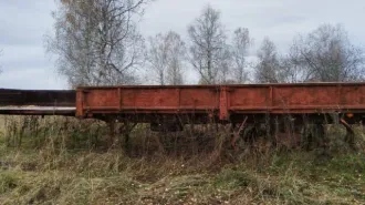 Полуприцеп бортовой 9385 1998 года выпуска, красного цвета. VIN: XТJ938500W0302295.