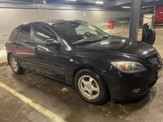 Автомобиль марки MAZDA модель 3, 2006 г.в. VIN номер JMZBK14Z271506341. Является предметом залога по требованиям ПАО «Совкомбанк». Разбита левая противотуманная фара, трещина на лобовом стекле, коррозия по правой стороне нижней части дверей, стучит правая задняя стойка.