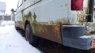ГАЗ 2705, 2002. Автомобиль ГАЗ, модель: 2705, год изготовления: 2002 г.в., VIN: ХТН27050020242987, г.р.з. Т647УЕ47, вид собственности – совместная с супругом Арефьевым А.А. Автомобиль в неудовлетворительном состоянии, не находу, имеет сквозную коррозию металла по всему кузову, некомплектен…