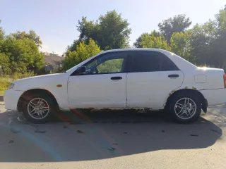 Mazda Familia, 2002. Легковой автомобиль, VIN: не установлен, мощность двигателя (кВт/л.с.): 63,75/85,0, гос. номер С224НН22. По кузову автомобиля присутствует коррозия, сгнившие пороги, арки, ржавчина на капоте, дверях и раме лобового стекла, пинается коробка с первой на вторую и не работает…