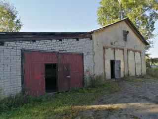 Земельный участок 2650 кв.м с постройками Котлас, кадастровый номер 29:24:010204:82 с расположенными на нем объектами недвижимого имущества: здание гаража котласской поликлиники, кадастровый номер 29:24:010204:210, здание склада котласской поликлиники, кадастровый номер 29:24:010204:209; здание…