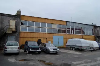 Административное здание, кад.№ 51:01:0101002:104, S=372,2 кв.м.; Склад - часть здания, кад.№ 51:01:0101002:123, S=427,7 кв.м.; здание гаража, кад.№ 51:01:0101002:89, S=1798,7 кв.м.; Земельный участок, кад.№ 51:01:0101002:6, S=4725 +/- 24,06 кв.м.; Беседка-гриль; Сторожка из бруса; Видеорегистратор…