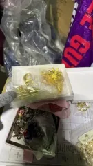 EMPORIO ARMANI часы с серьгами и браслетом, бижутерия 10 шт. Набор (часы, серьги и браслет) с маркировкой «EMPORIO ARMANI» - 1 шт. Бижутерия (шармы, подвески, серьги) – 10 шт. Имущество продается в том виде, в каком оно есть, в случае продажи возврату/обмену не подлежит. За скрытые дефекты…