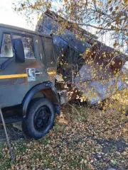 КАМАЗ 541120 1997 года выпуска. VIN: XТС54112012094540. Мощность двигателя: 210 л.с. (154,4 кВт). Переоборудован из седельного тягача, установлен самосвальный кузов с двухсторонним опрокидыванием.