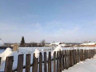 Доля жилого дома 60,5 м² и земельного участка 1936 м² в Пермском крае. В собственности 1/6 доля дома и 1/6 доля земельного участка, а также дополнительно 1/6 доля земельного участка. Вид разрешенного использования земли: для ведения личного подсобного хозяйства. Кадастровый номер участка…