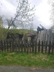 Дом 20,7 кв.м. и земельный участок 1161 кв.м. в Кемеровской обл., домовладение по адресу: Кемеровская область - Кузбасс, м.о. Таштагольский, п. Чугунаш, ул Центральная, д. 22, кадастровый номер ЗУ 42:12:0103002:212, площадь 1161 кв.м., кадастровый номер дома 42:12:0103002:439, площадь 20,7 кв.м.