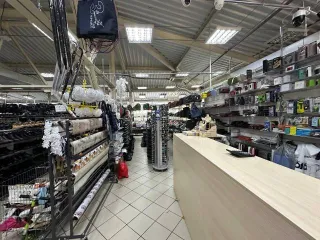 Доля 13789/298100 в праве на нежилое здание рынка площадью 3070,9 кв.м., кадастровый номер 38:35:010235:185, и доля 7085/157800 в праве на земельный участок площадью 1578 кв.м., кадастровый номер 38:35:010235:15, расположенные по адресу: РФ, Иркутская область, г. Зима, пер. Коммунистический, д. 4…