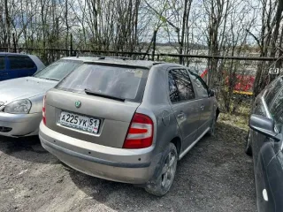 Автомобиль Шкода Фабиа серого цвета 2006 года выпуска, госномер А225УК51. VIN: TMBPY16Y274124123. Ключ зажигания в наличии. ПТС и СТС отсутствуют. Вмятины в нескольких местах по кузову. Сломано крепление переднего бампера с правой стороны. Трещины на лобовом стекле. Многочисленные сколы, царапины и…