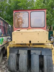 ДУ-64 каток 1995 года выпуска, заводской номер 171 не обнаружен по причине следов многократного перекрашивания катка и многочисленных следов коррозии.