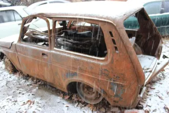 Автомобиль марки ВАЗ «Нива» белого цвета, без государственных регистрационных знаков, с вырезанными VIN номерами. Год выпуска отсутствует. Документы и ключи отсутствуют.