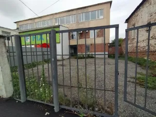 Помещения в административном здании по адресу: Курганская область, г. Шадринск, ул. Советская, д. 75. Площадь объекта 581,5 кв. м. Назначение нежилое. Количество этажей: 1 этаж, 3 этаж. Право собственности. Обременения отсутствуют. Кадастровый номер 45:26:070510:425.