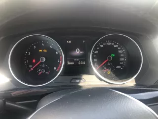 Автомобиль марки Volkswagen Tiguan, VIN: XW8ZZZ5NZKG215668, год выпуска 2018, цвет белый. Проблемы с кузовом и лакокрасочным покрытием (последствия ДТП): многочисленные сколы и повреждения ЛКП, вмятины (бампер передний, бампер задний, капот, крыша, задняя левая дверь, заднее правое крыло, правая…