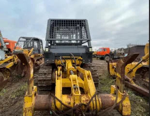 Бульдозер Shantui SD16F, 2011 г.в., желтый, гусеничный. Заводской номер SD16AF123031, двигатель C9115003106. Мощность 184 л.с. (135 кВт). Гос. номер 8677РК38. Имущество в залоге ФНС России на основании определения Арбитражного суда от 02.04.2024 по делу А19-3157/2023.
