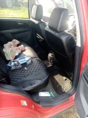 Suzuki SX4 2008 года, красный, VIN JSAGYA21S00163683. На ходу, помята задняя часть: бампер, крышка багажника, заднее левое крыло под замену. Задний фонарь битый, задняя резина лысая, левая задняя дверь и багажник заклинило после удара. Возможно, погнута задняя балка. Лобовое стекло треснуто по низу…