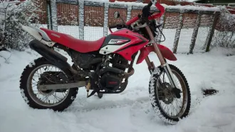 BS250-18 (IV) TTR250R, 2018 мотоцикл BS250-18 (IV) TTR250R, марка: BS250-18(IV), модель: TTR250R, год изготовления: 2018, VIN: LHJYJM189JB506282, г/н: 9822АВ47, вид собственности – совместная с супругом Арефьевым А.А. Автомобиль в неудовлетворительном состоянии, не находу, имеет сквозную коррозию…