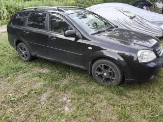 Chevrolet Lacetti, 2009 года, 109 лс, 216684 км Легковой автомобиль, марка CHEVROLET KLAN, VIN XUUNF356J90022118, 2009 г.в. ВНИМАНИЕ!!! Автомобиль на ходу. Есть некоторые проблемы, из которых известны: - нужна замена радиатора (протекает антифриз), - иногда бывают плавающие обороты на холостом…